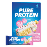Pure Protein barras sin gluten pastel de cumpleaños en empaque práctico para llevar.
