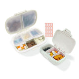 Organizador Qeedy con 8 compartimentos, práctico para transportar pastillas.