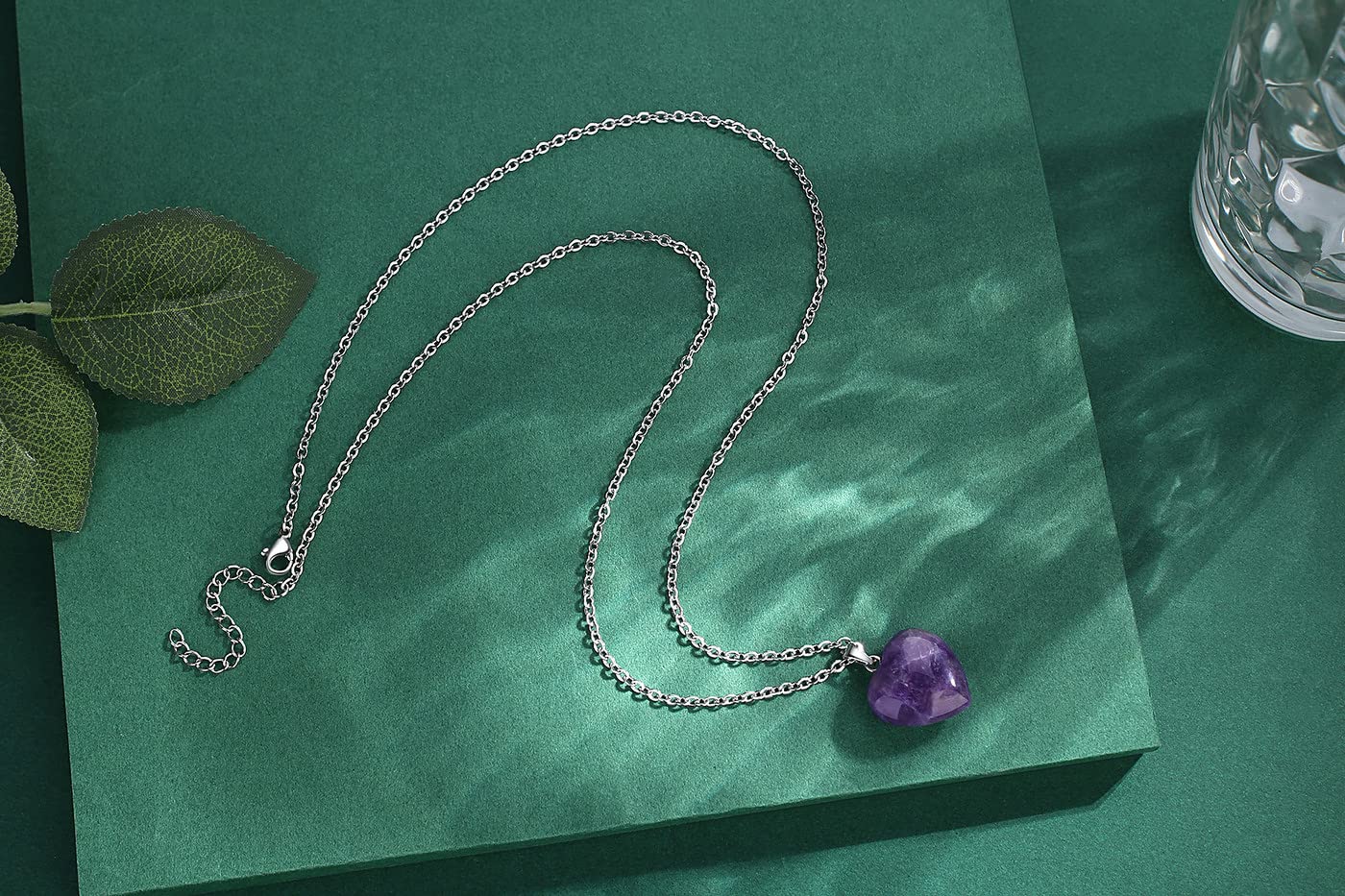 Collar de sanación con amatista, detalle suave para la meditación.