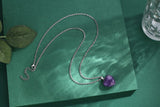 Collar de sanación con amatista, detalle suave para la meditación.