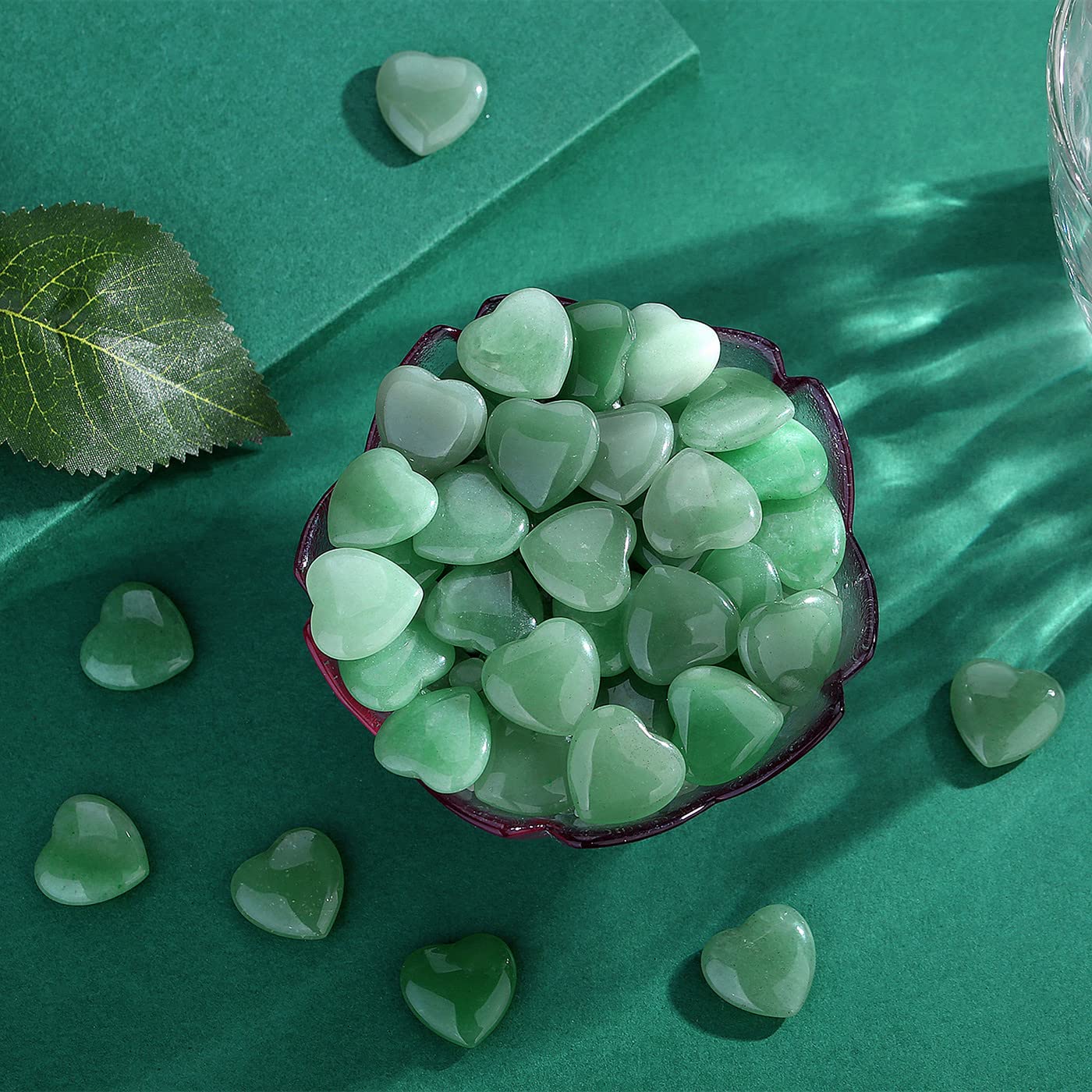 QINJIEJIE Detalle de piedra verde pulida para enfoque durante la meditación.