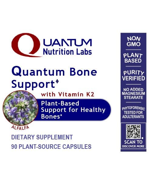 Quantum Nutrition Bone Health mano sosteniendo cápsulas para uso diario