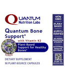 Quantum Nutrition Bone Health mano sosteniendo cápsulas para uso diario