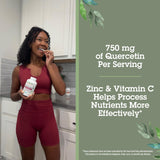 Quantum Quercetin+ 750mg: cápsulas en mano para dosis diaria conveniente