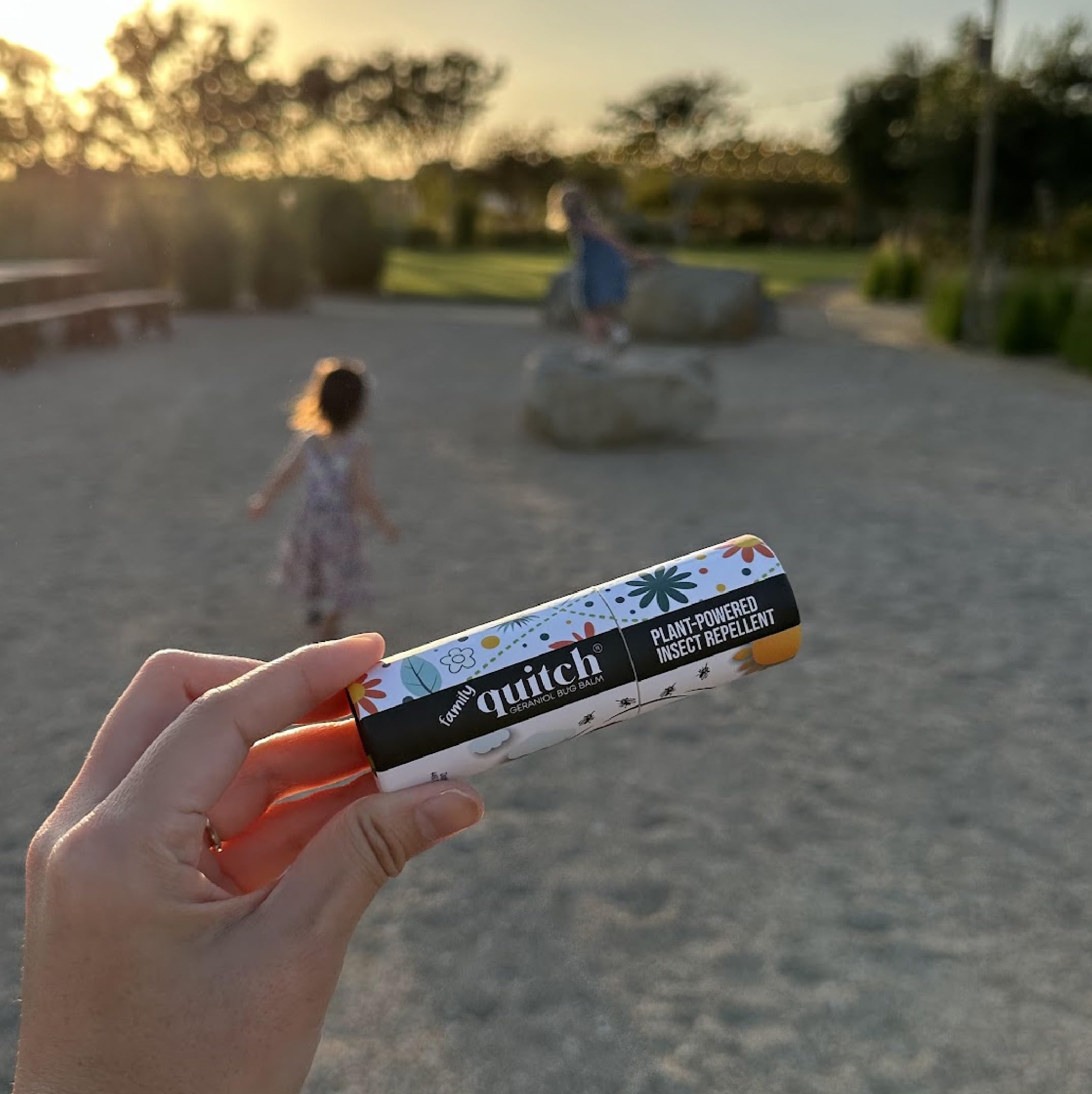 Quitch Geraniol Balm formato compacto, perfecto para camping y senderismo.