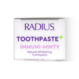 Cepillado diario con Radius ImmuniMinty promueve una sonrisa fresca.