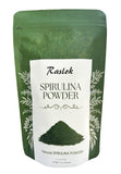 Raslok polvo de spirulina puro para enriquecer batidos y comidas.