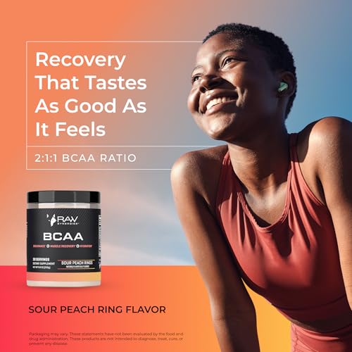 RAW Synergies BCAA Powder vertido desde la botella para hidratación durante entrenamientos