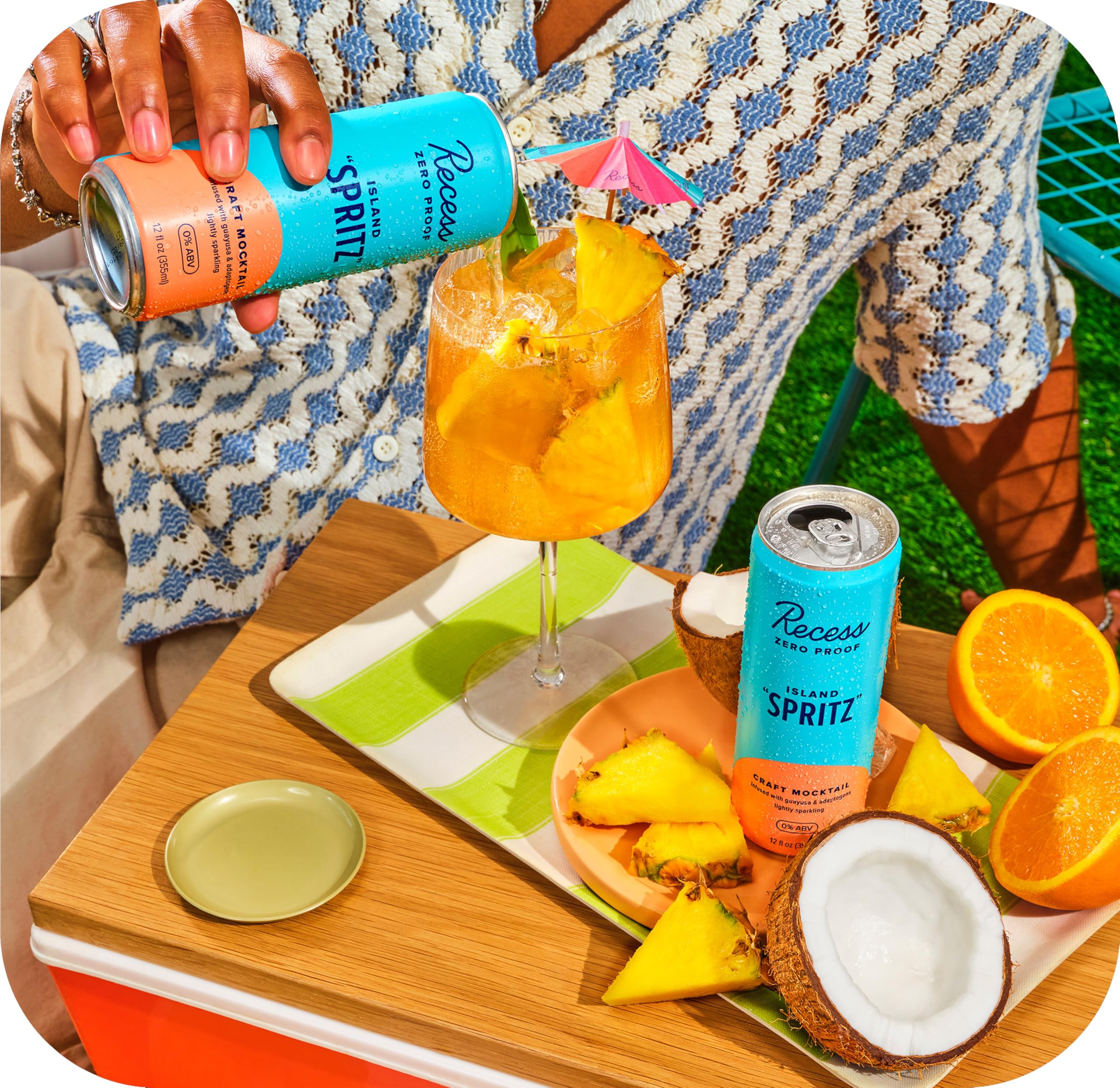 Recess Island Spritz con fruta real ofrece burbujas suaves y sabor tropical.