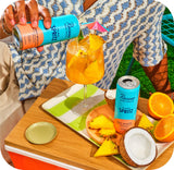 Recess Island Spritz con fruta real ofrece burbujas suaves y sabor tropical.