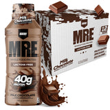 REDCON1 MRE Ready to Drink Milk Chocolate: botella vertiendo, ideal para recuperación post-entrenamiento.
