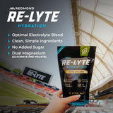 Mezcla REDMOND Re-Lyte en agua, bebida clara y refrescante.