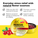 Pastillas Rescue de arándano en la mano; uso rápido cuando surge tensión.