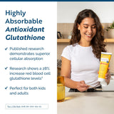 Researched Nutritionals Tri-Fortify glutatión liposomal al verter en vaso