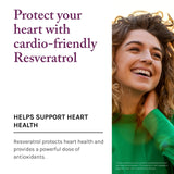 Reserveage Nutrition Resveratrol entorno natural junto a hojas verdes