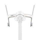Marco ResMed AirFit N20 que brinda estabilidad y ajuste fiable durante toda la noche.