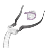 ResMed AirFit P10 marco con tubo corto y ajuste compacto.