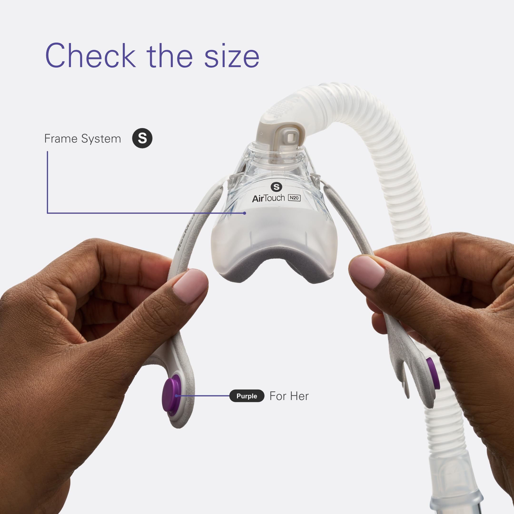 Codo de liberación rápida de AirTouch N20 para Ella facilita desconexión sin quitar la máscara.