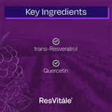 Cápsulas vegetales de ResVitále Resveratrol listas para tomar.