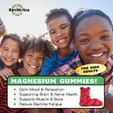 Niño tomando ReviNutra Magnesium Complex Gummies, apoyo para enfoque y bienestar diario.
