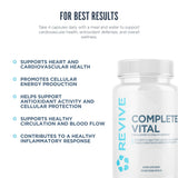 Revive MD Complete Vital: persona tomando agua para consumir cápsulas.