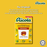 Envase traslúcido de Ricola Drops con hierbas visibles.