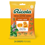 Gotas de Ricola con hierba miel en la mano, lista para consumo durante un resfriado.