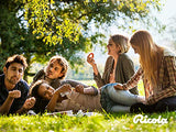 Mano sosteniendo el pack 3 de Ricola, fácil de llevar.