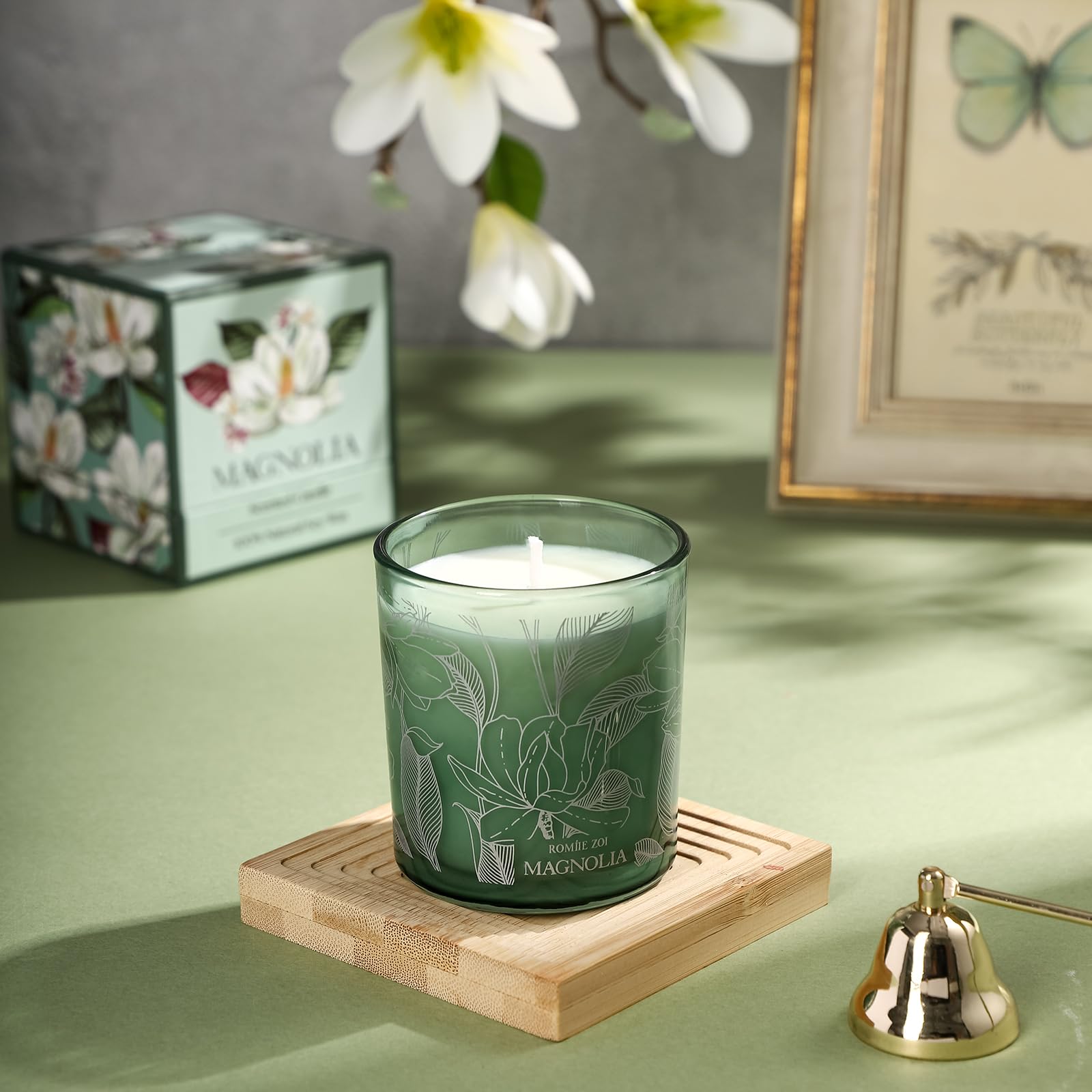 Vela ROMIIE ZOI Magnolia para momentos de relajación en casa.
