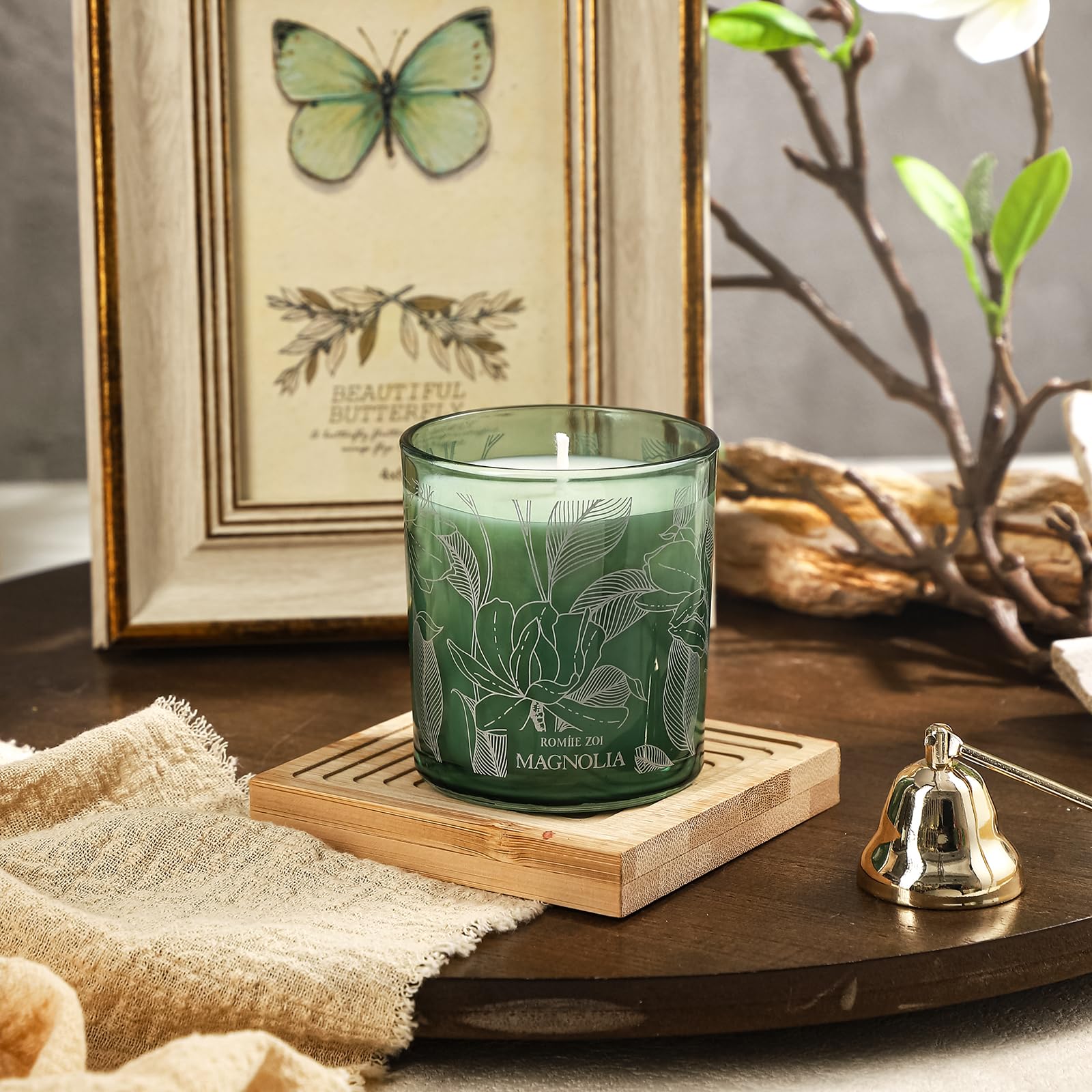 Vela para hogar ROMIIE ZOI Magnolia creando ambiente acogedor.