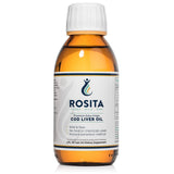 Rosita Real Foods aceite de hígado de bacalao líquido, vertido de la botella para consumo diario.