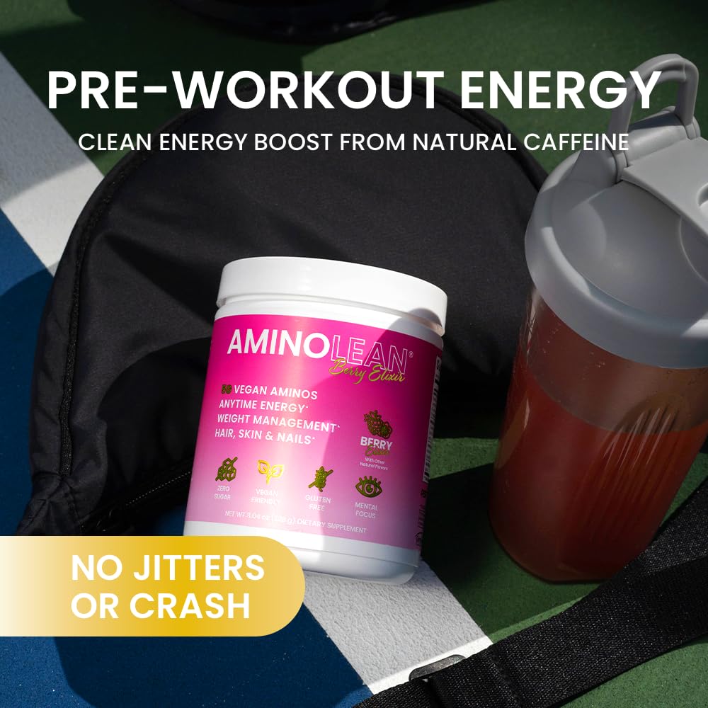 Vaso con agua fría y Berry Elixir en mezcla lista para entrenar.