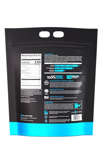 Batido cremoso de Rule 1 Whey Protein en vaso transparente