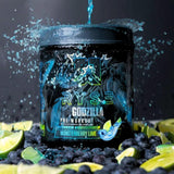 Botella en escena destaca sabor intenso Monsterberry Lime y motivación.