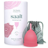 Copa menstrual Saalt Regular en rosa Himalaya en uso para protección diaria