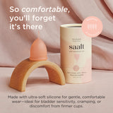 Saalt Soft Desert Blush: textura suave para comodidad durante todo el día.