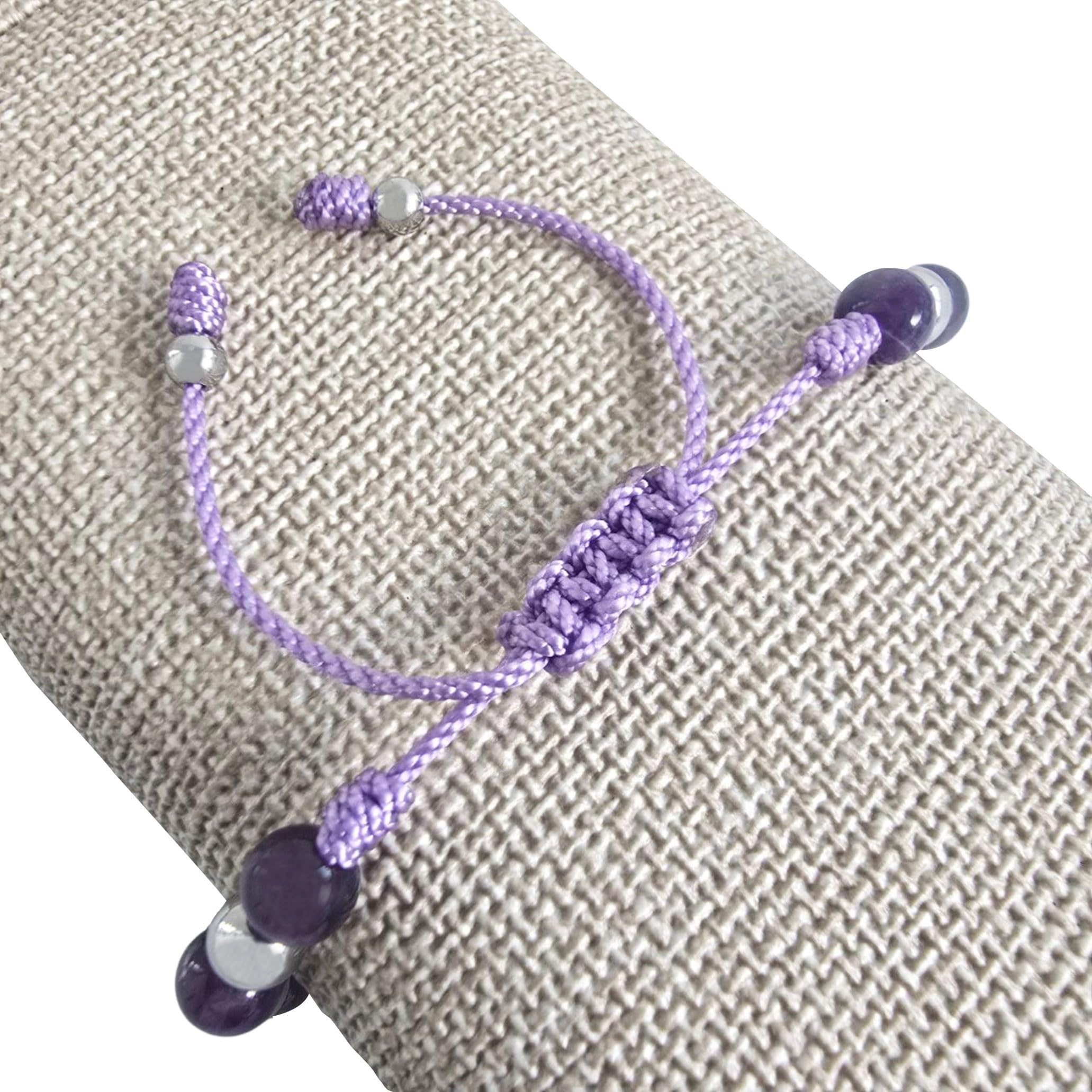 Pulsera Sabeli de amatista con ajuste de macramé para un ajuste cómodo.