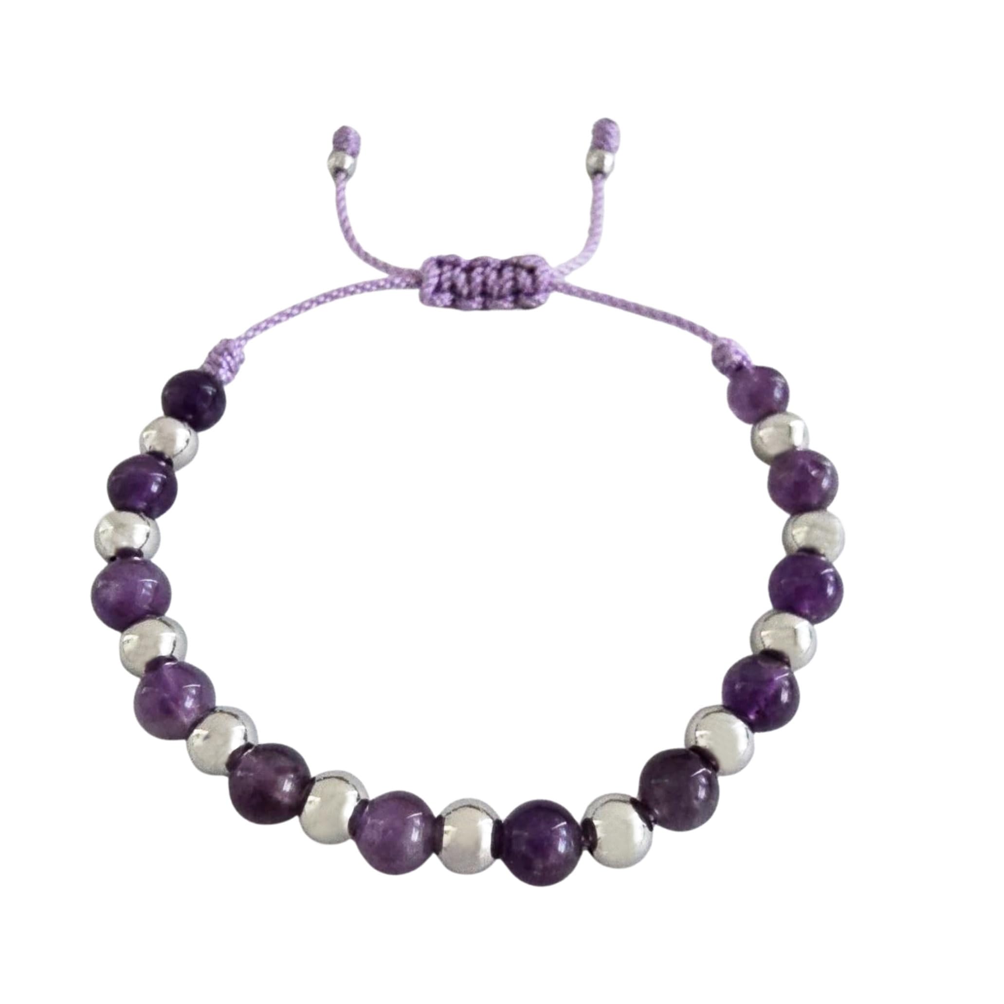 Pulsera Sabeli de amatista con macramé y acero, para uso diario equilibrado.