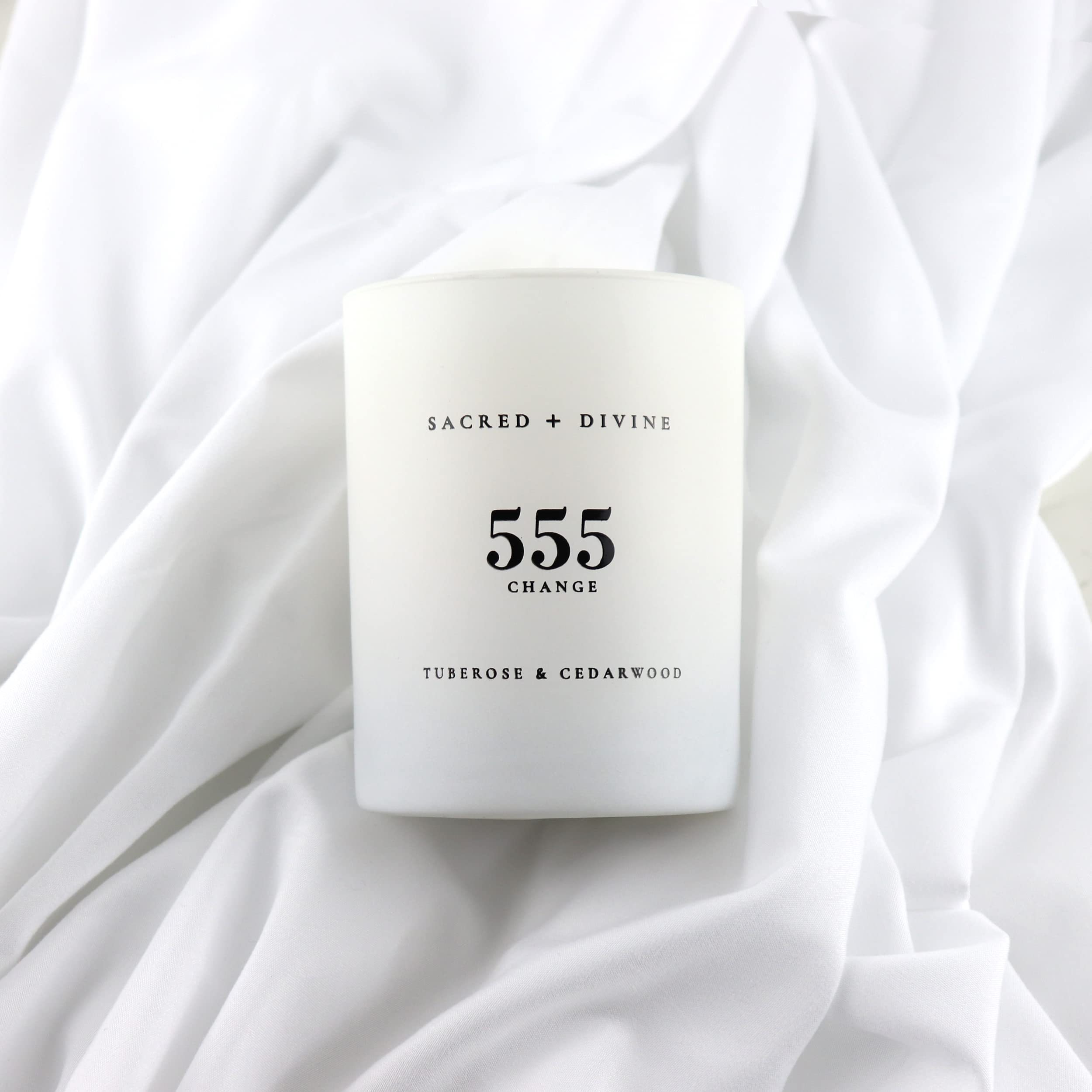 Caja negra Sacred + Divine 555, regalo elegante para compartir energía.