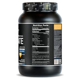 Batido cremoso en botella mezcladora después del entrenamiento para recuperación.