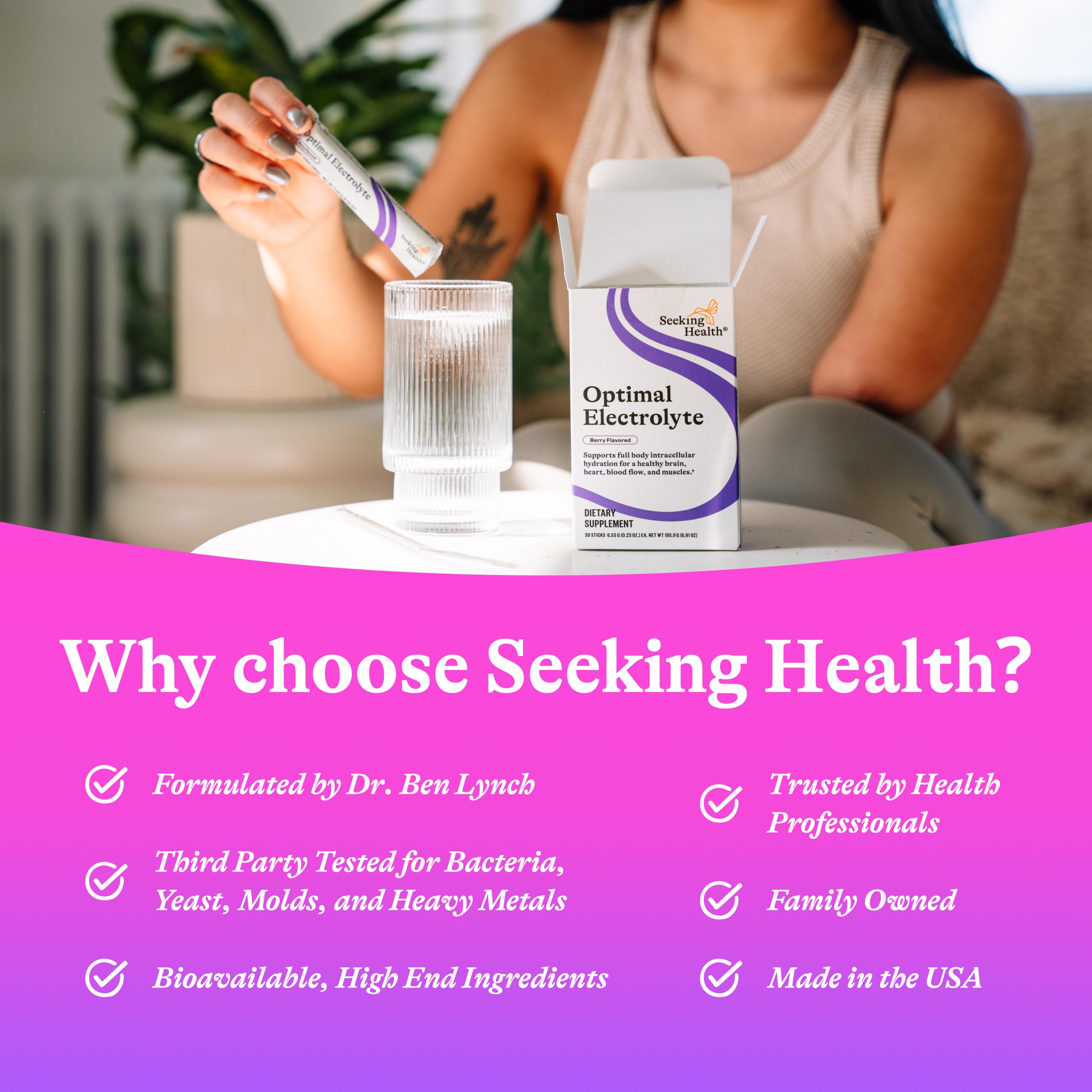 Seeking Health Electrolyte Sticks sabor frutos rojos, mezcla en agua clara para hidratación