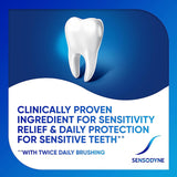 Cepillo dental junto a Sensodyne Reparación y Protección para rutina diaria