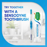 Sensodyne rutina diaria en baño: hábito práctico para el cuidado bucal.