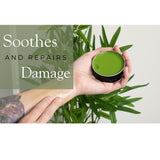 Serendipitous Summer Farms Comfrey Salve, manos aplicando en zona muscular tras entreno.