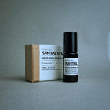Sesneslabs Santal Grass notas aromáticas de eucalipto y sándalo.