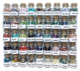 Conjunto de 45 gemas cristalinas en frascos para colección.