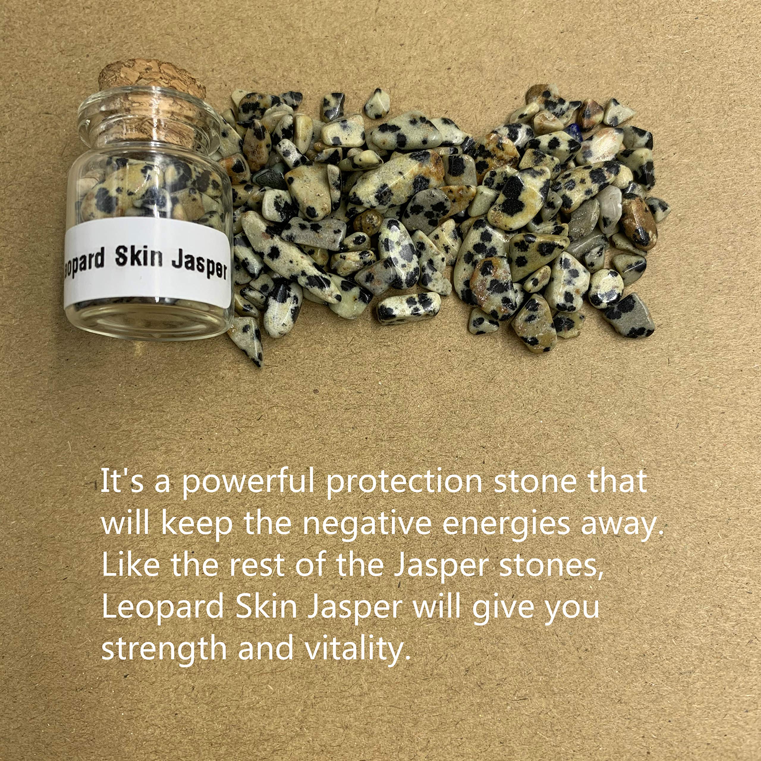 Gemas de cristal para meditación en frascos pequeños.