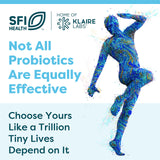 Manos sosteniendo cápsulas de SFI Health Ther-Biotic Synbiotic