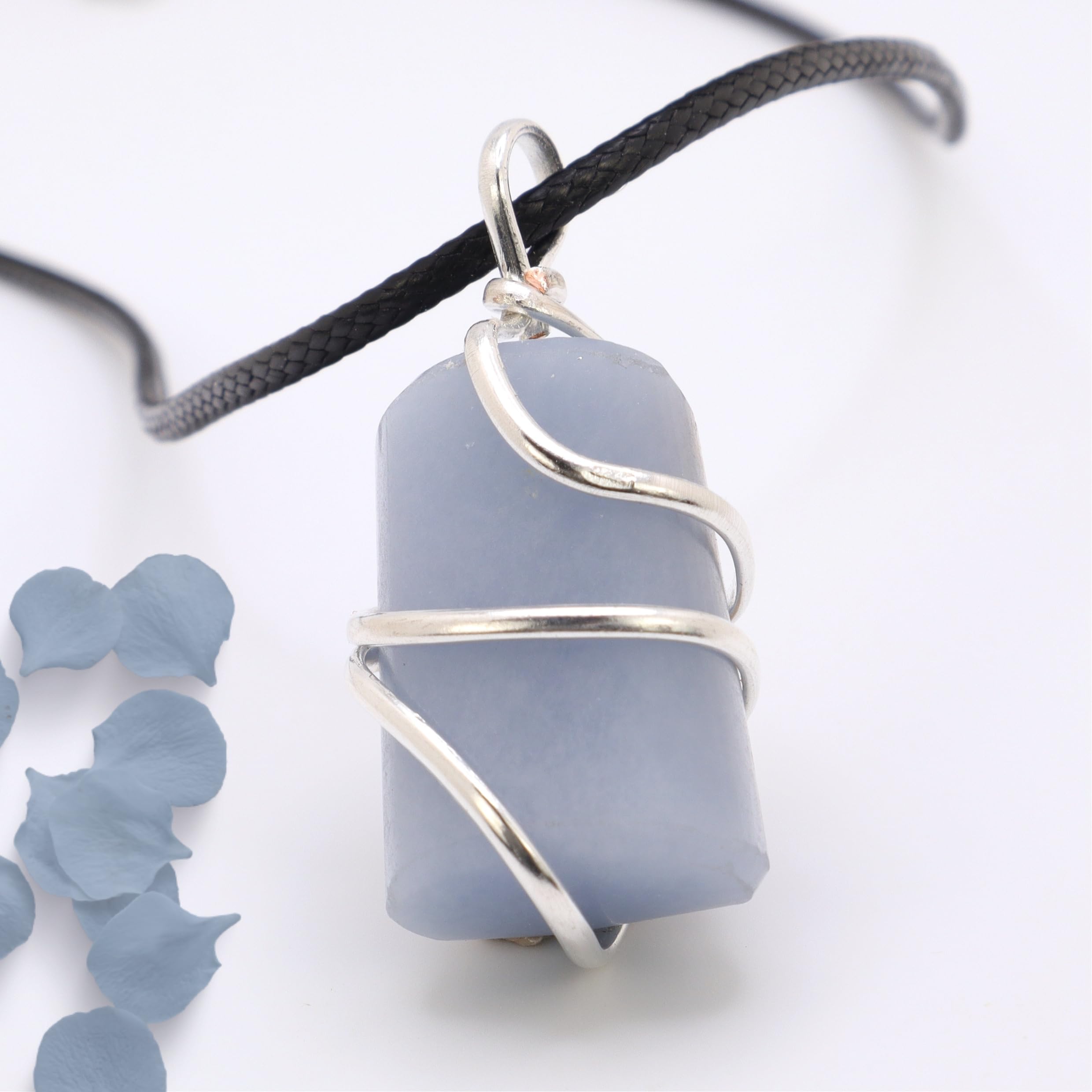 Shelf and Stone Angelite Azul: colgante en alambre para enfoque y serenidad