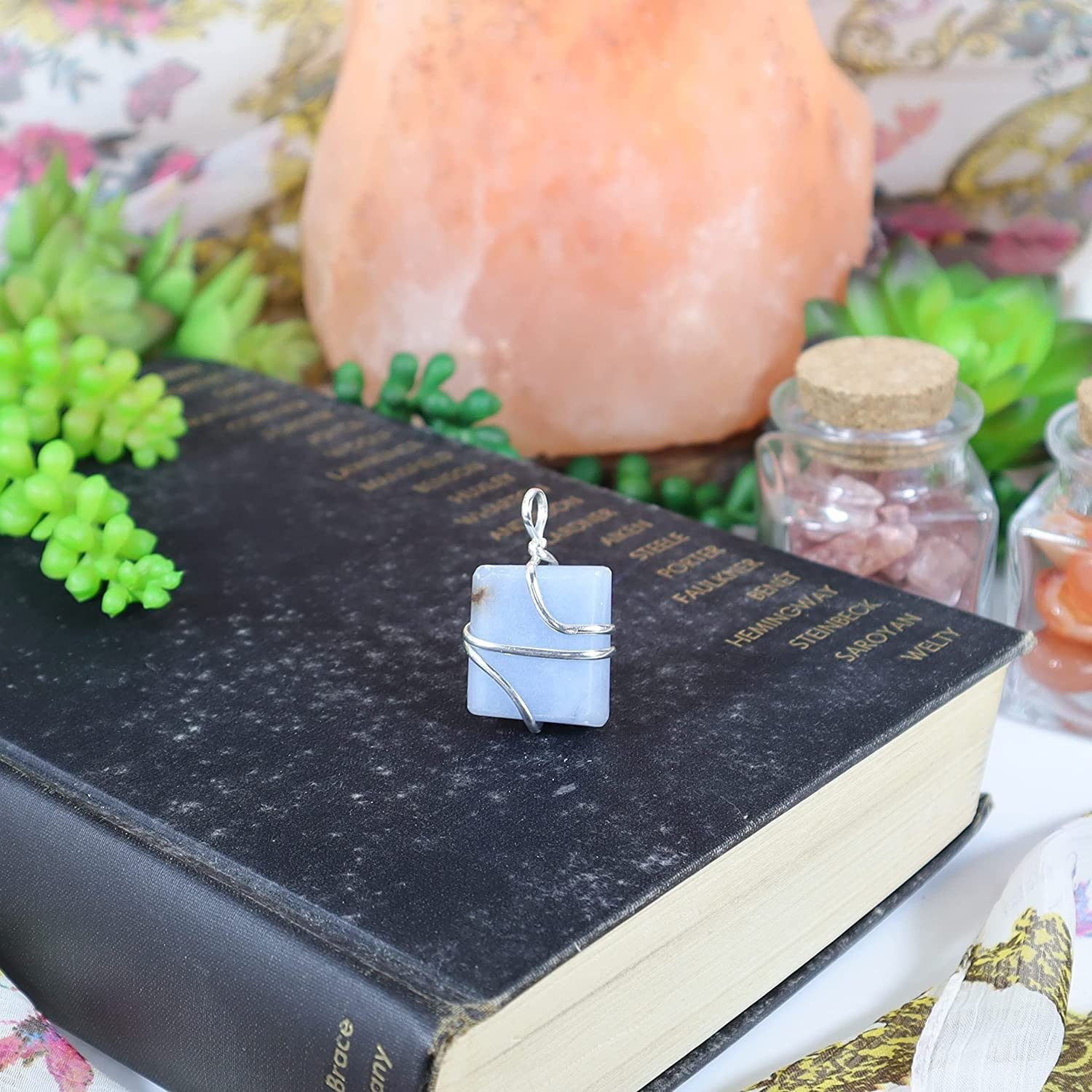 Shelf and Stone Angelite Azul: collar con cordón ajustable para diario